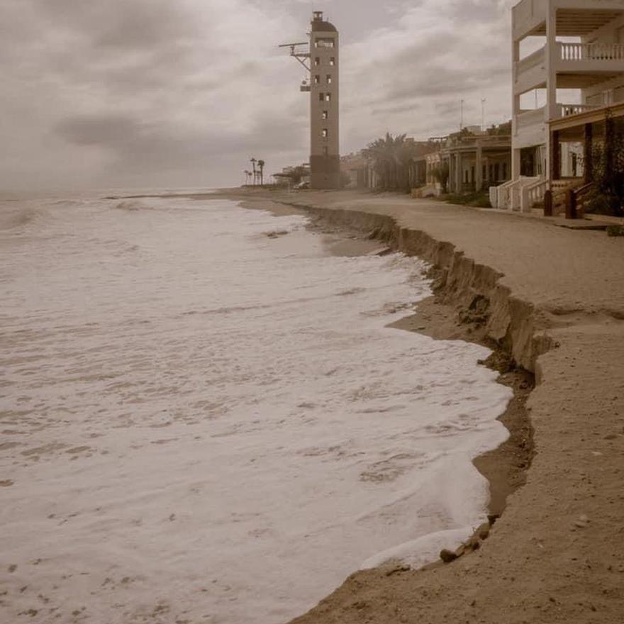 Imagen que ofrece estos días la zona del Bovalar, seriamente afectada por el último temporal marino, que prácticamente ha hecho desaparecer de nuevo la playa.