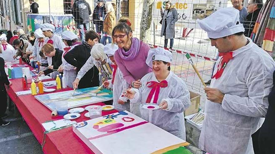 Imágenes de la festiva y artística iniciativa llevada a cabo en la tarde de ayer, con la implicación de jóvenes y adultos y un tiempo favorable.