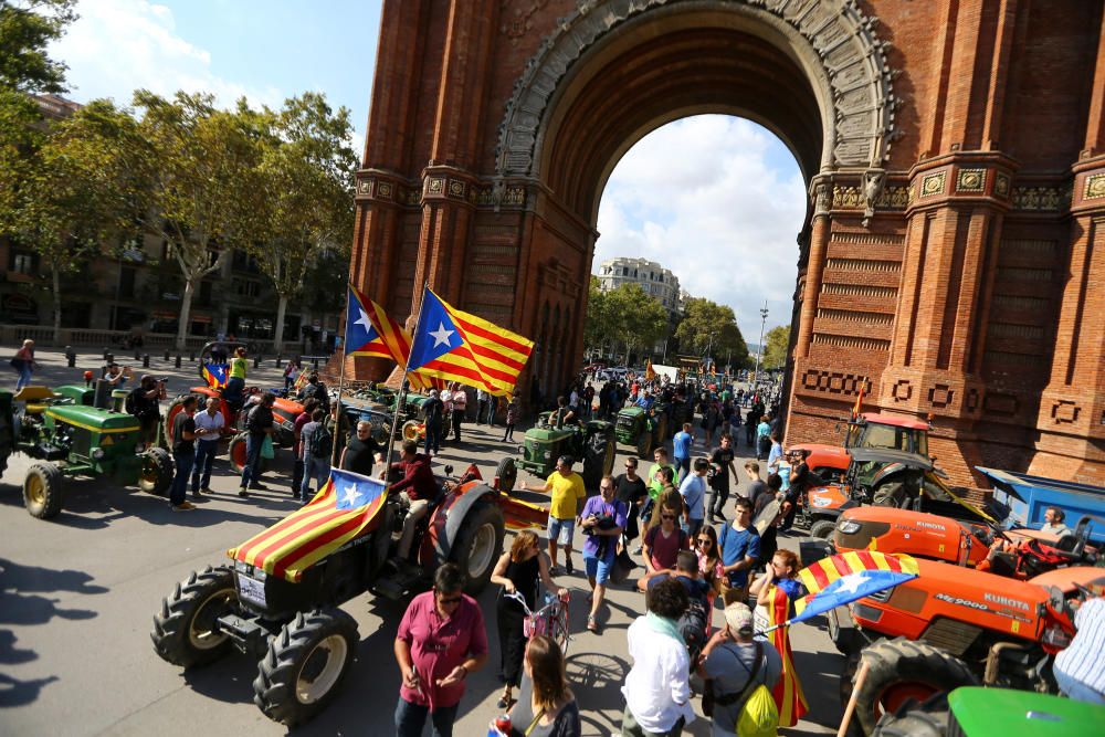 Tractors amb banderes independentistes a l'Arc de Triomf a Barcelona