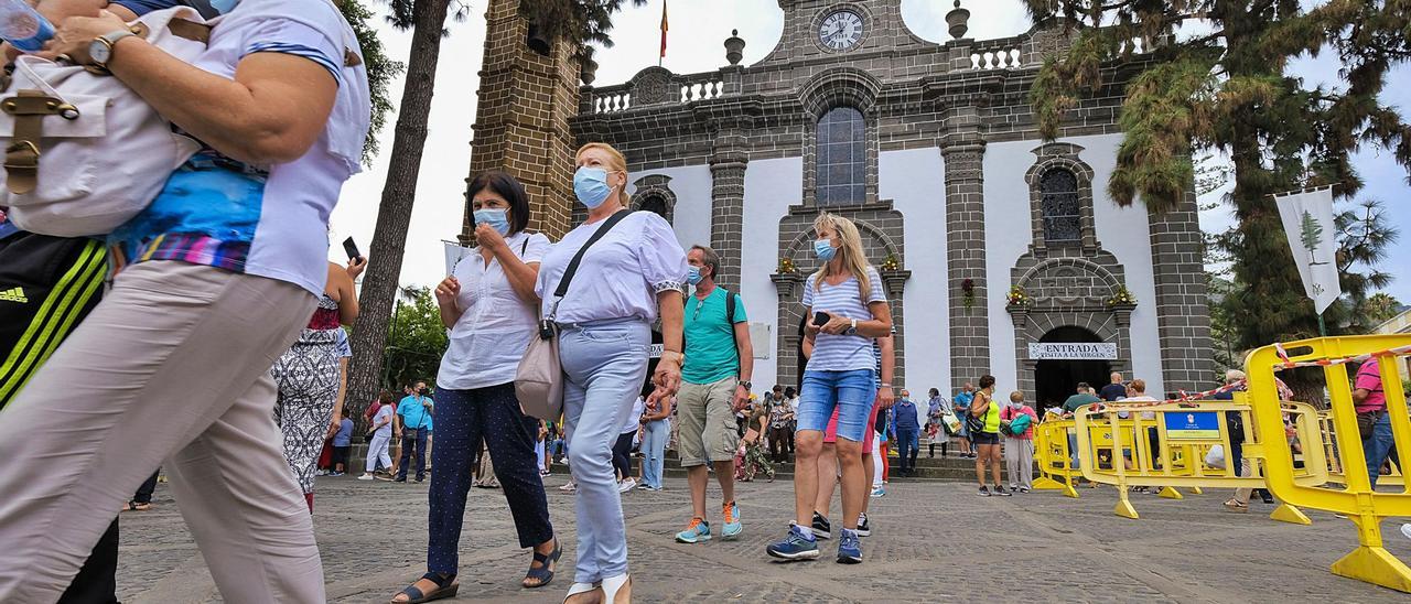 Devotos de la Virgen del Pino tras su salida de la basílica. A la derecha, vallas para filtrar la entrada de los fieles al templo. | | ANDRÉS CRUZ