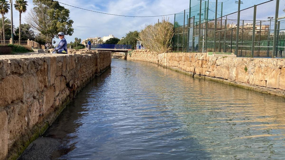 Primer tramo del Acequión en la playa del mismo nombre, en el puerto de Torrevieja