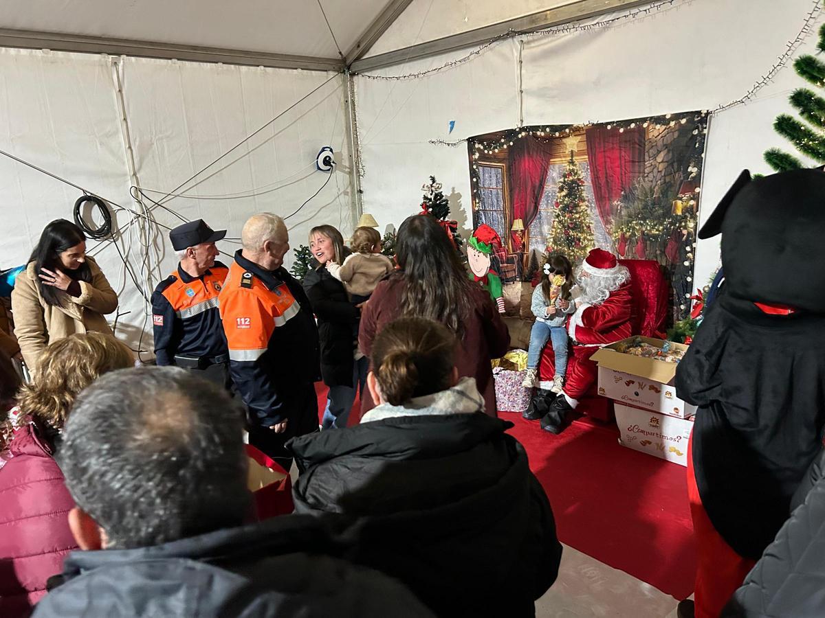 A la derecha, Papá Noel con una de las niñas asistentes.