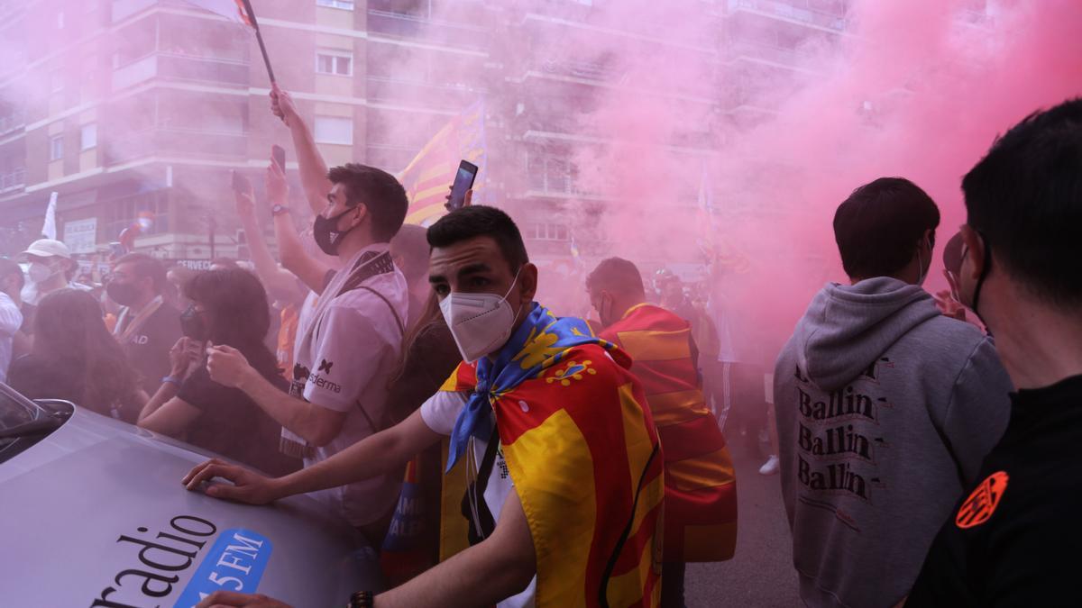 Las imágenes de la marcha de la afición valencianista contra Lim