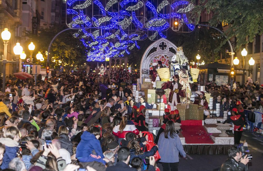 Los Reyes Magos reparten ilusión por la ciudad de Alicante.