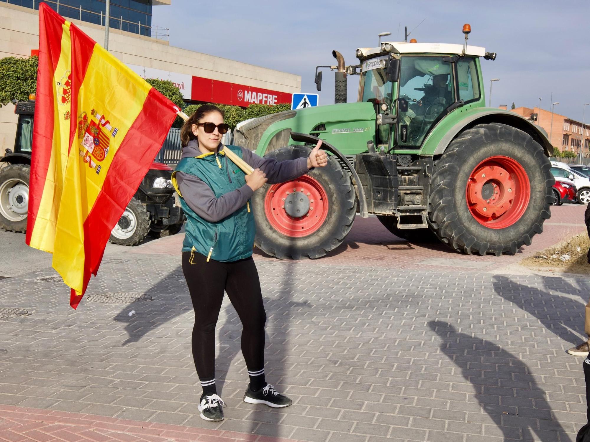 Las imágenes de la protesta de agricultores que ha colapsado el tráfico en Murcia