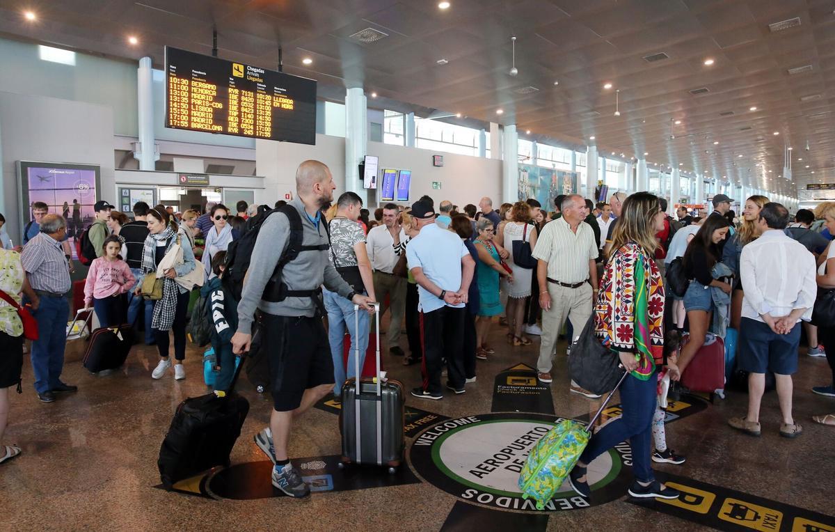 El hall del aeropuerto de Peinador, colmado de turistas