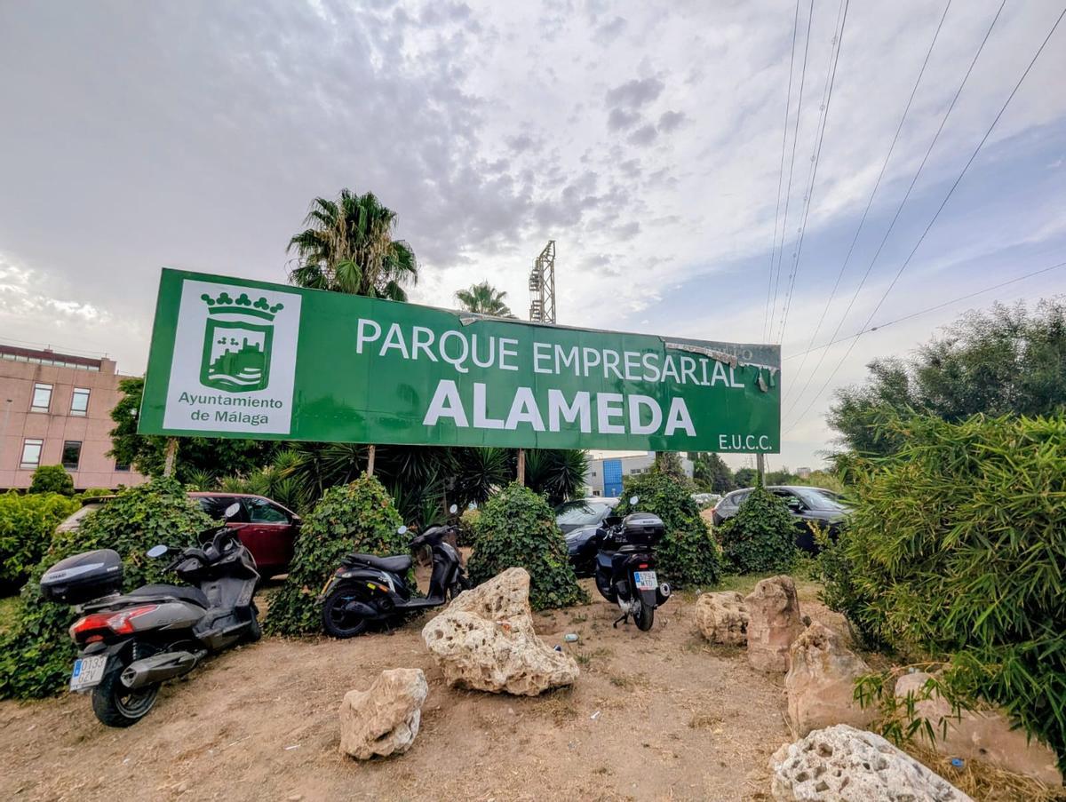 El polígono Alameda denuncia el uso de zonas verdes como aparcamiento en la Feria de Málaga.