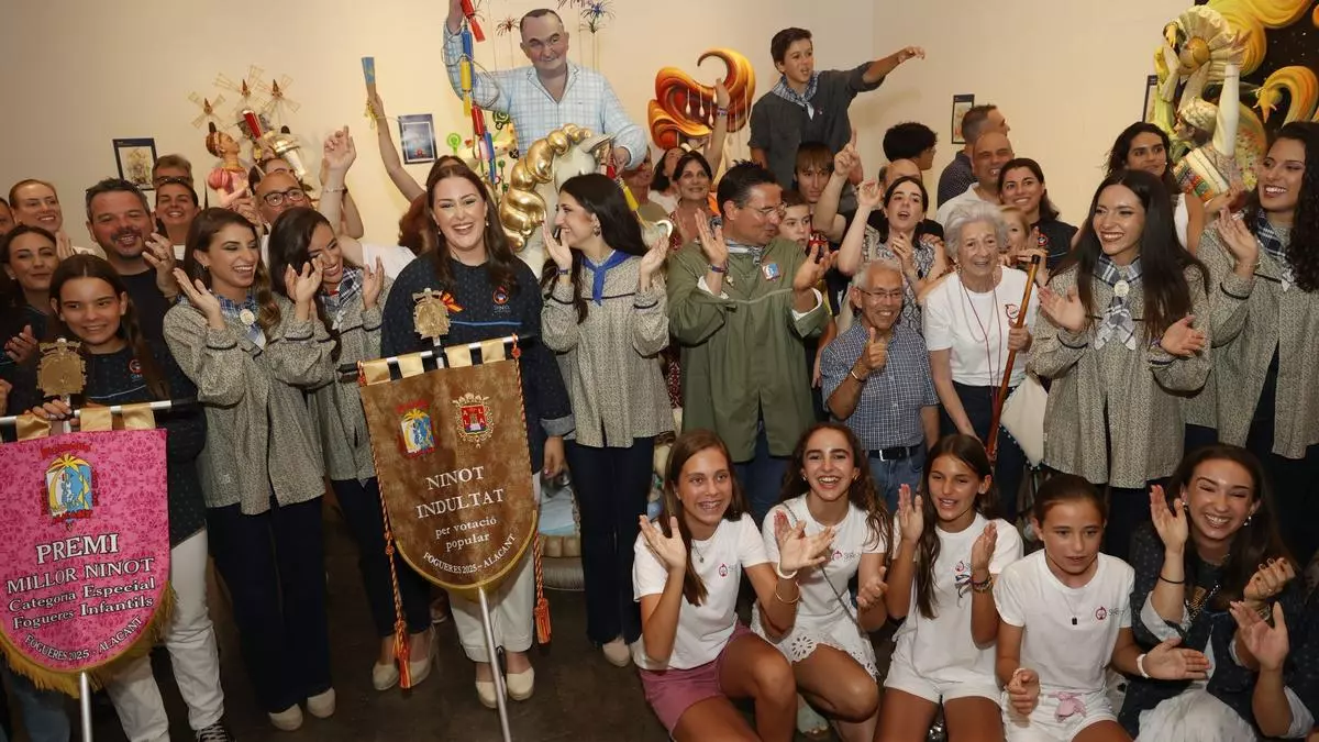Sèneca-Autobusos y Sagrada Familia libran a sus ninots de las llamas