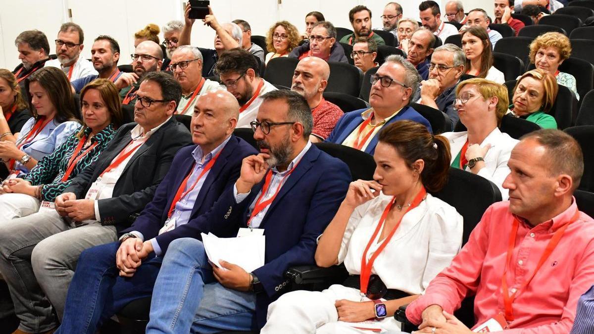 Alejandro Soler, sentado en primera fila, en la asamblea en la que se ha aprobado la lista.