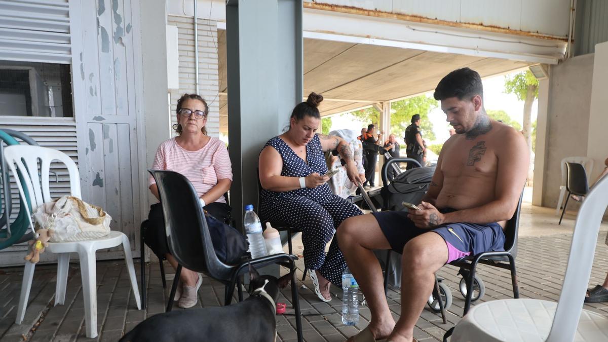 Algunas vecinas y vecinos desalojados de los municipios afectados, esperando a tener noticias en el polideportivo de Moncófar.