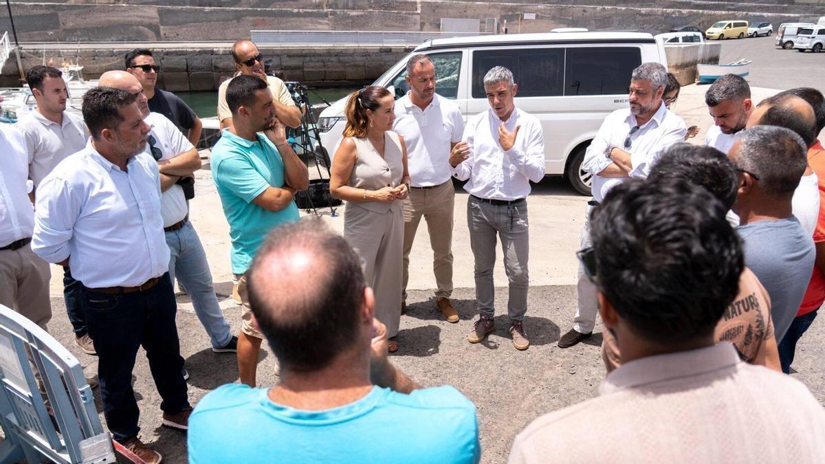 Lola García y Narvay Quintero en la zona portuaria del Cotillo, este martes.