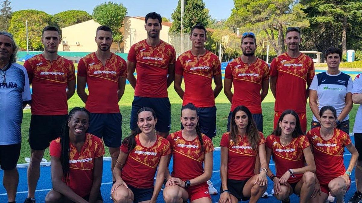 Carmen Avilés, la tercera por la izquierda entre las agachadas con el equipo de relevos 4x400 de España.