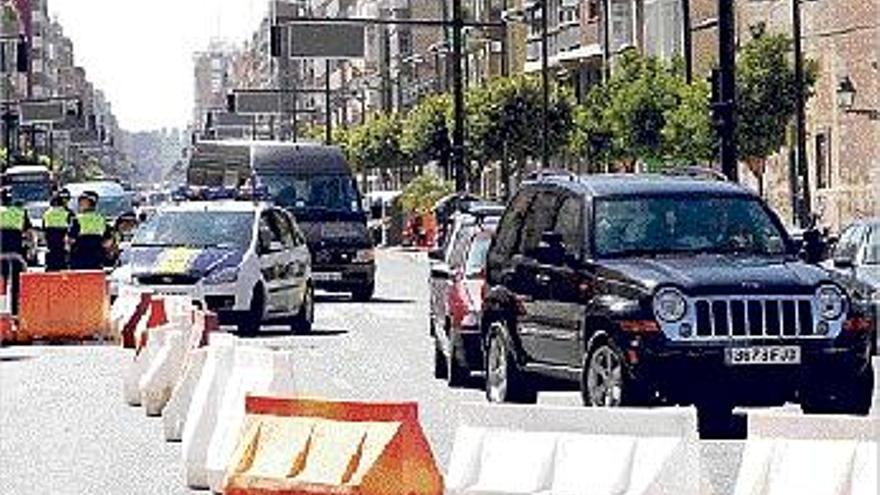 La policía desvía el tráfico al final de la avenida del Puerto.