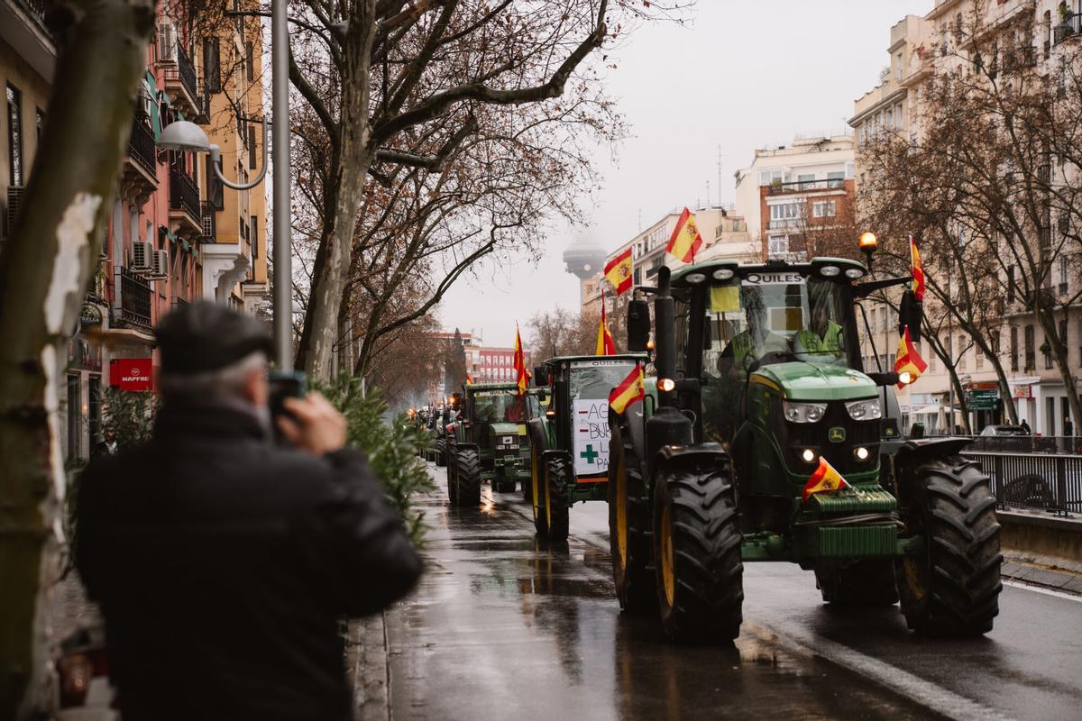 Miles de agricultores con sus tractores protestan contra el acuerdo con Mercosur en Madrid.