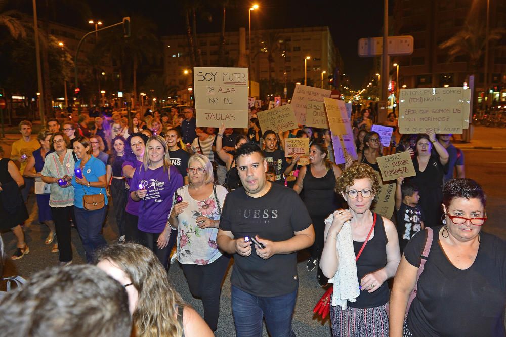 “No es no, lo demás es violación” y “La tumba del machismo, Alicante será”, son algunas de las consignas que se escuchado por las calles de la ciudad