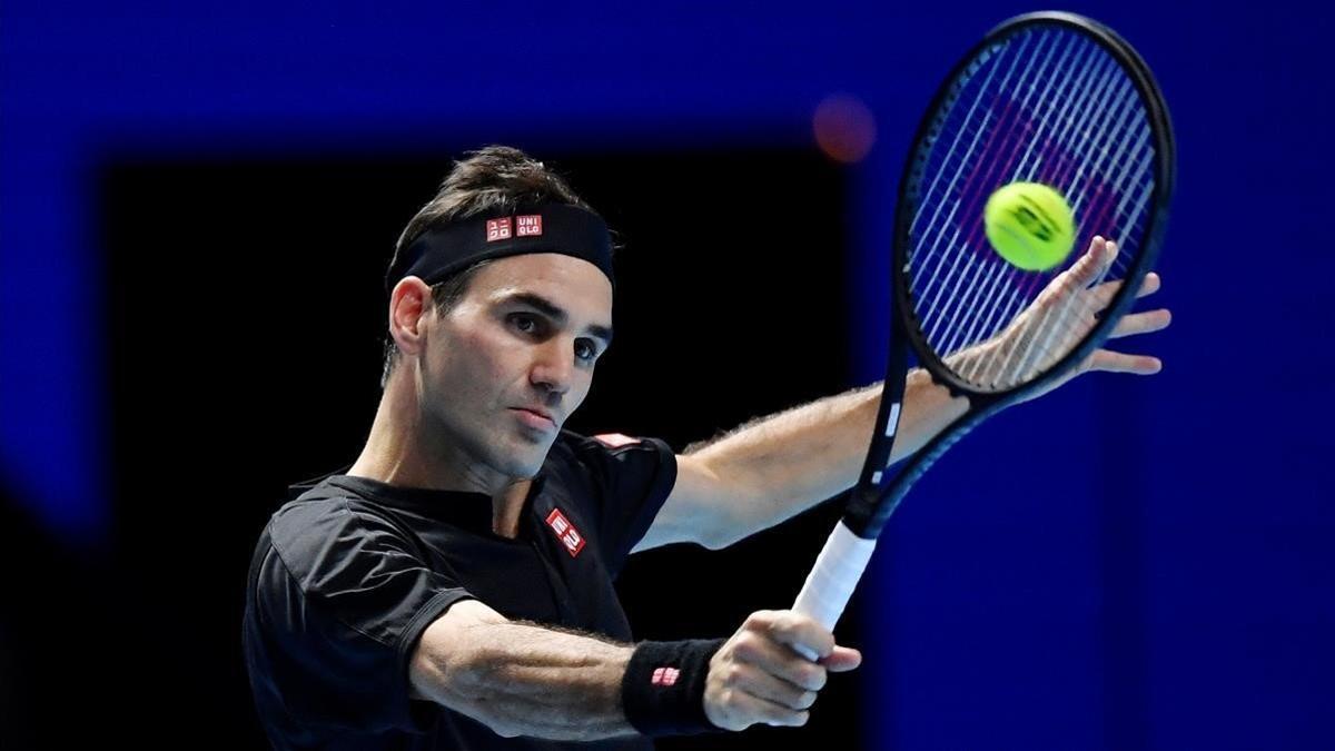 Federer devuelve un revés.