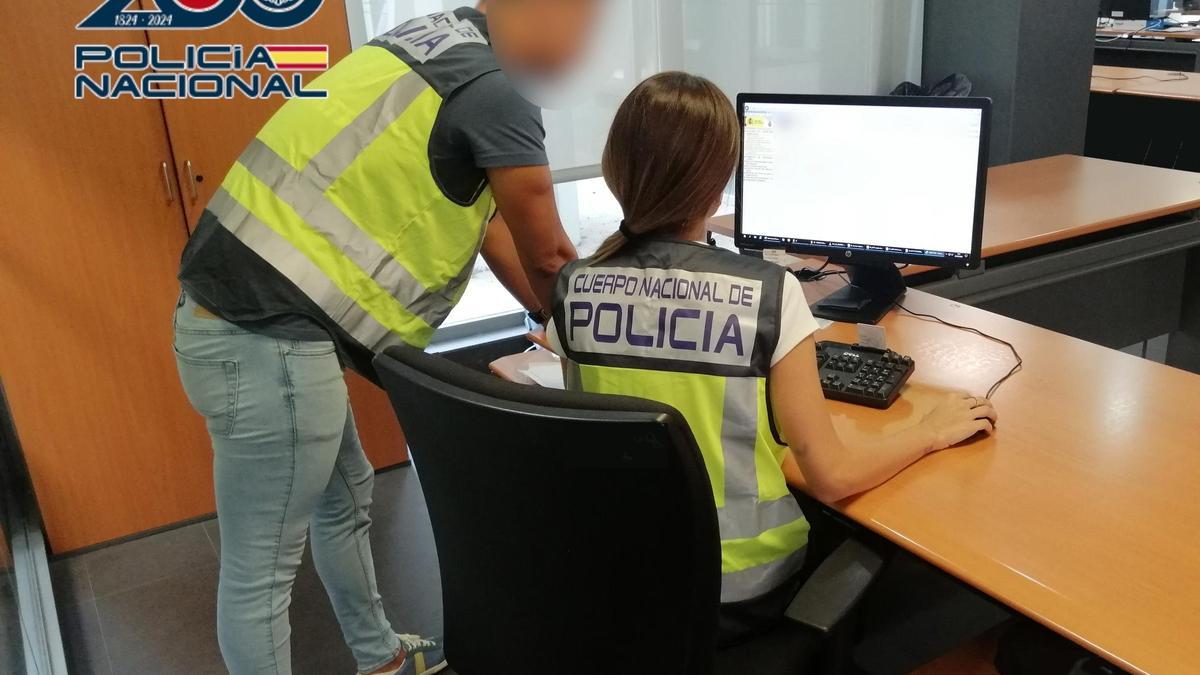 Dos investigadores de la Policía de Alicante.