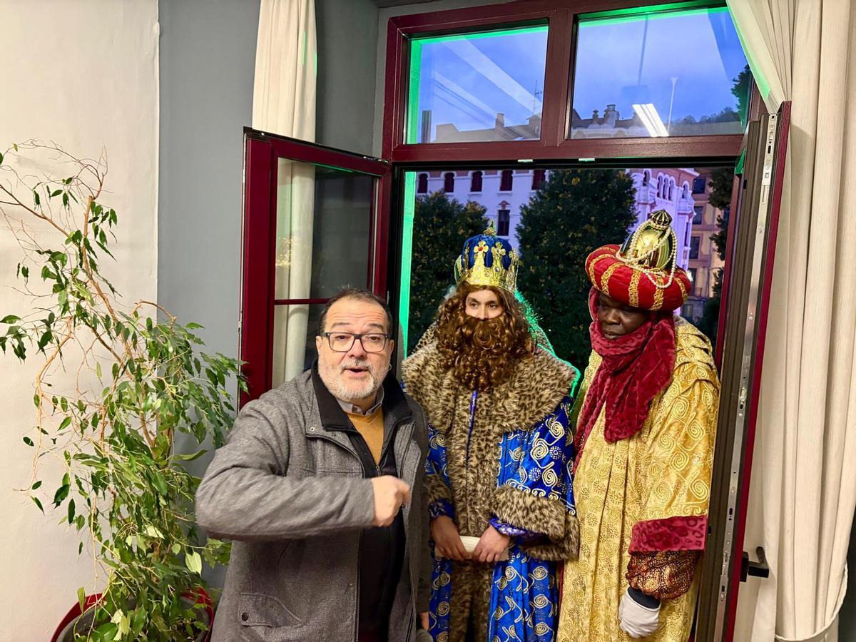 Gaspar y Baltasar con el alcalde de Langreo, Roberto Marcos García
