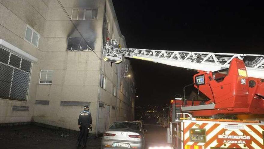 Un matrimonio herido al saltar de un segundo piso para escapar de un incendio en A Coruña
