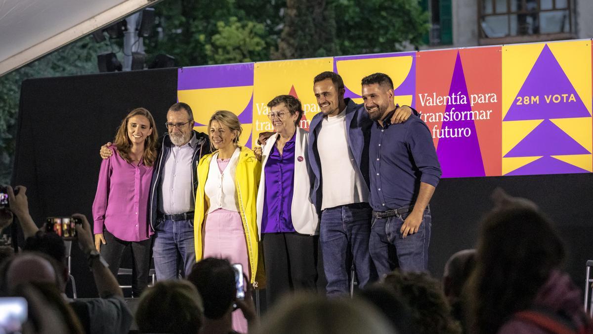 Lucía Muñoz, Juan Pedro Yllanes, Yolanda Díaz, Antònia Jover, Iván Sevillano y Juanjo Martínez, en el último gran acto de campaña.