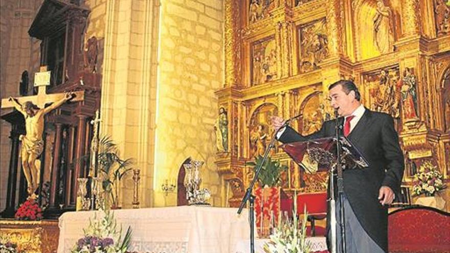 El consejero de Turismo se interesa por el patrimonio de la Semana Santa local