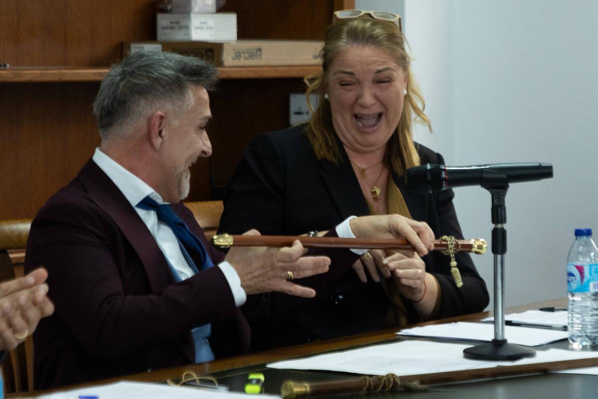 Nicolás Pérez le entrega una vara de mando de recuerdo a Paqui Llopis.