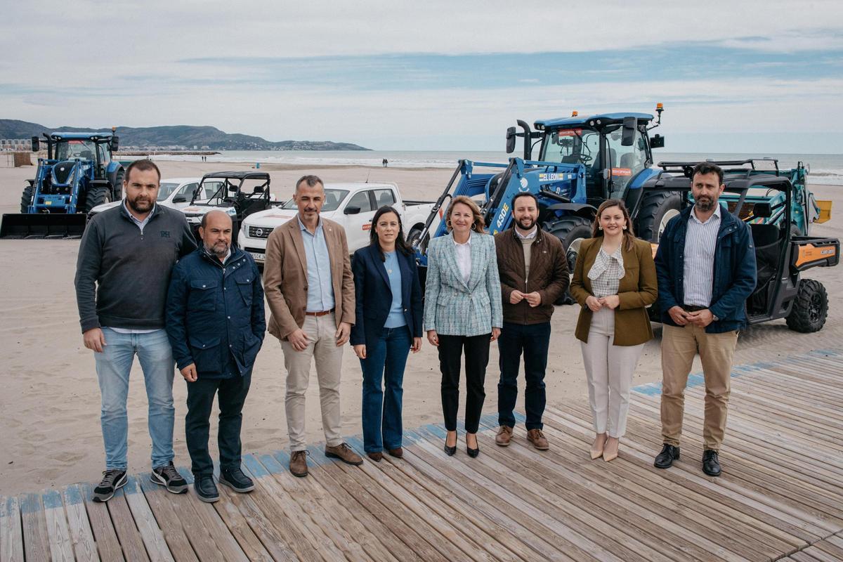 Begoña Carrasco, junto a otros concejales en la playa del Gurugú