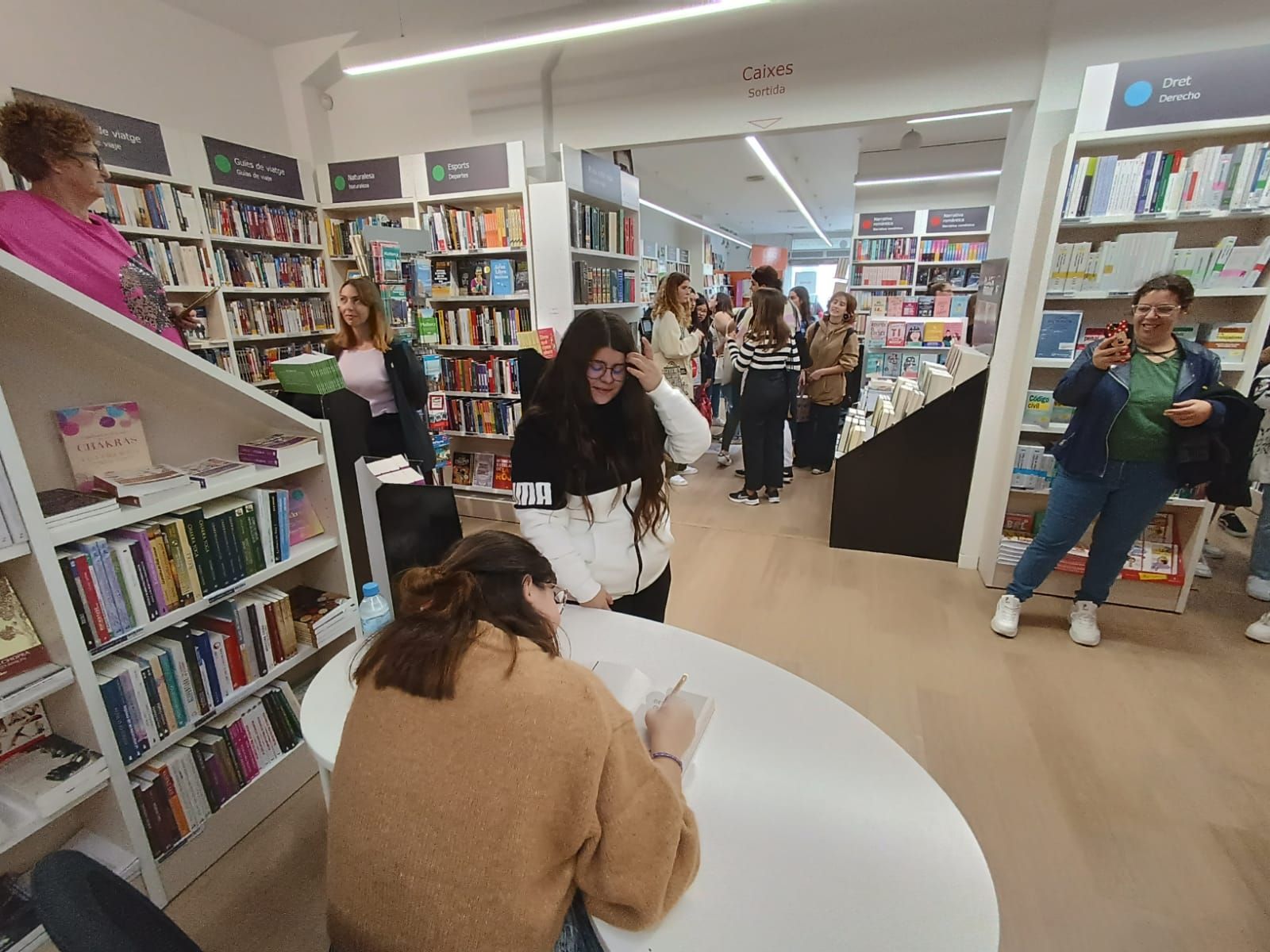 La escritora mallorquina Joana Marcús firma su último libro en Palma