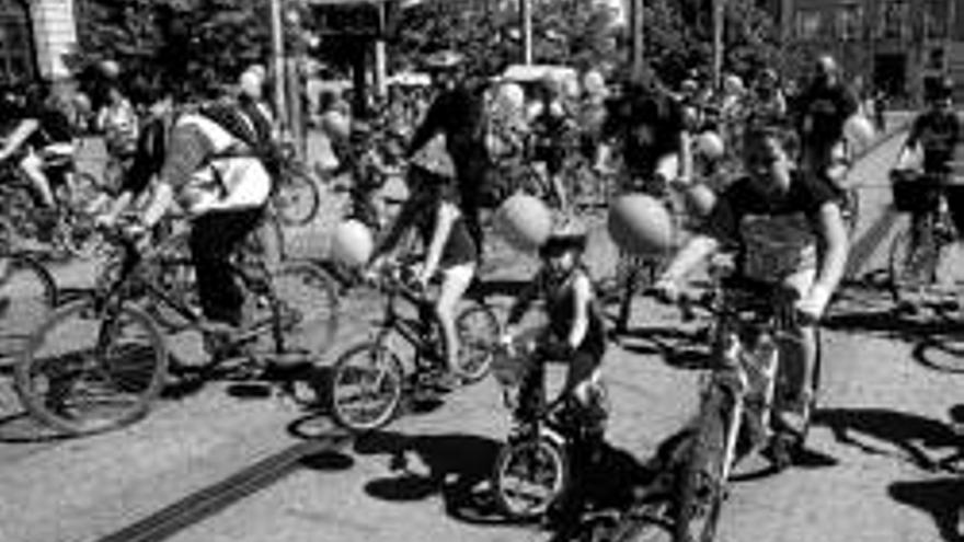 Niños y padres toman en bicicleta las calles de Zaragoza