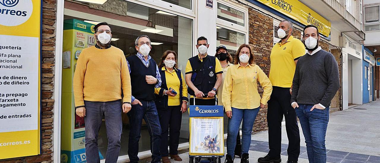 Parte del equipo de Correos en Baiona, con el director de la oficina, Carlos Méixome, a la dcha. |   // ALBA VILLAR