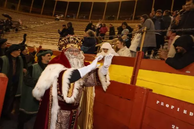 Alicante se rinde a los Reyes Magos pese a la lluvia: así se vivió la recepción en la plaza de toros