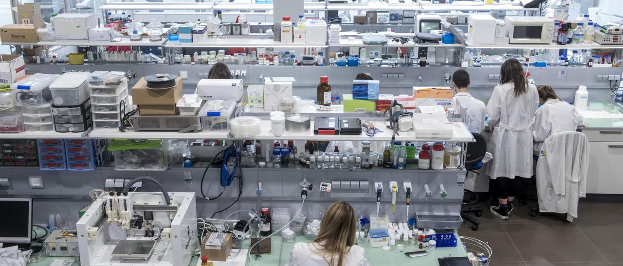 Varias científicas trabajan en un laboratorio de Barcelona, en una imagen de archivo.