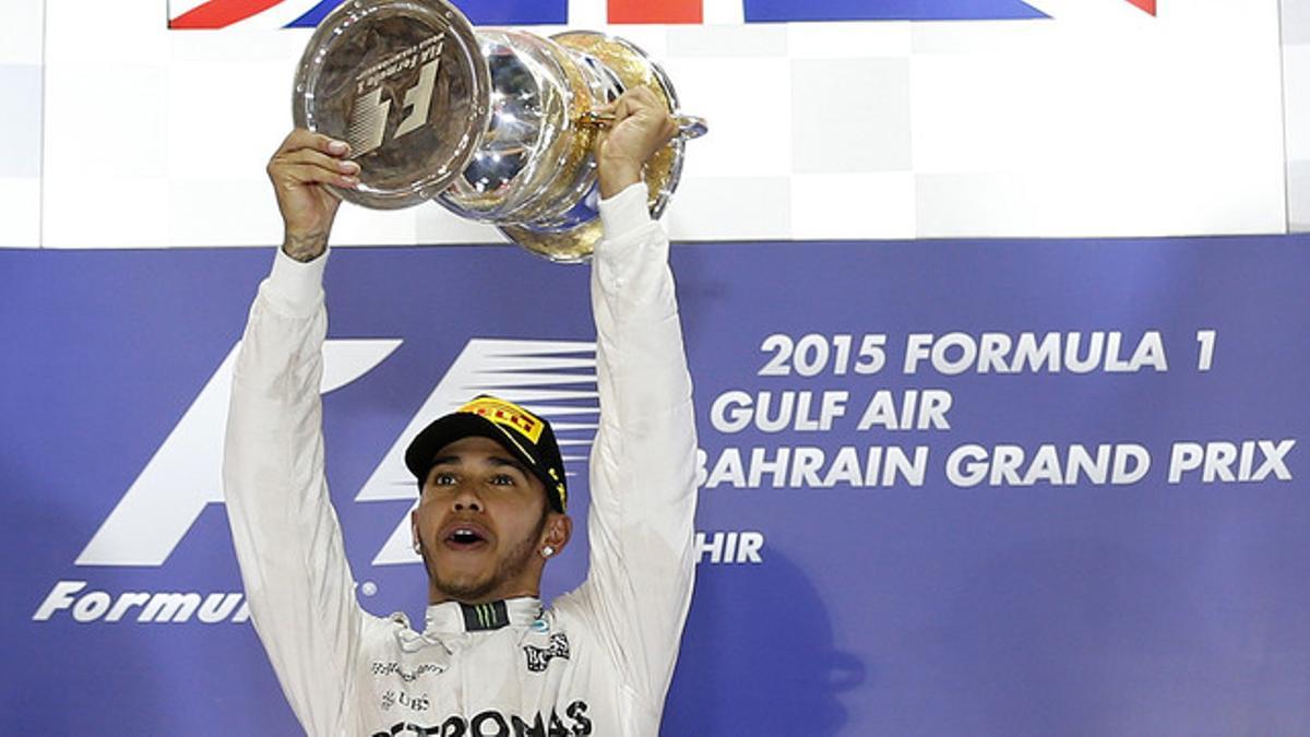 Lewis Hamilton, con el trofeo que lo acreditra como ganador del Gran Premio de Baréin