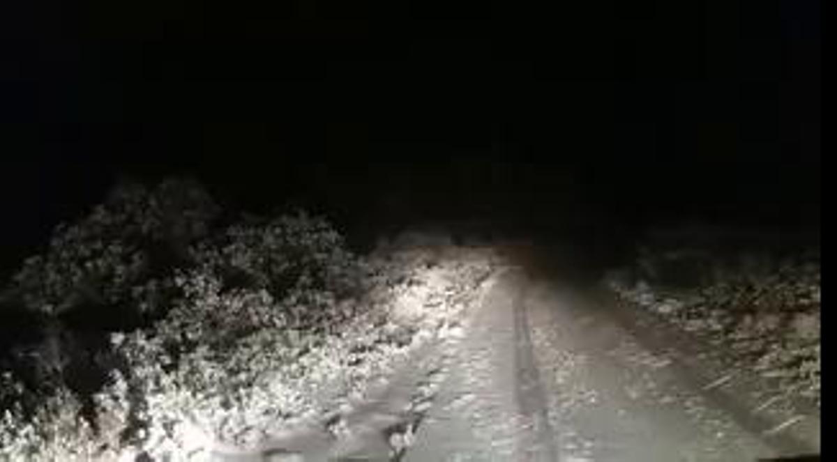 Nieve en el puerto de La Carrasqueta durante la noche