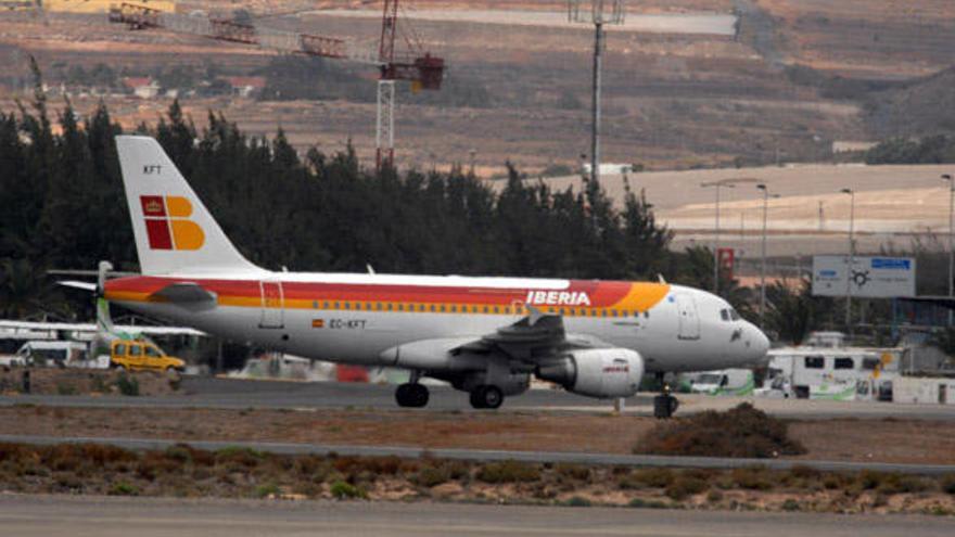 Un avión de la compañía Iberia rueda hacia la pista de despegue en el aeropuerto de Gran Canaria. | j. c. castro