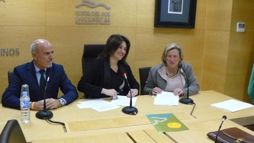 La presidemta de la Mancomunidad de Municipios de la Costa del Sol, Margarita del Cid, en el centro, ha presentado el servicio de Mediación.