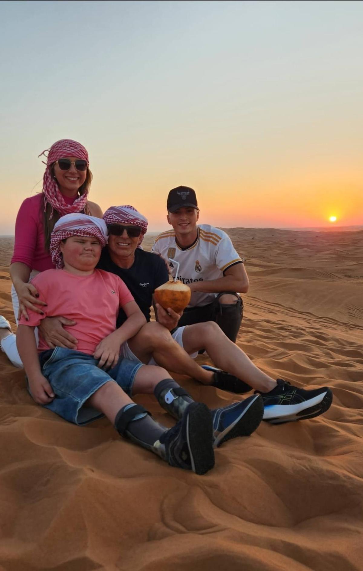 Álvaro y su familia en uno de sus viajes