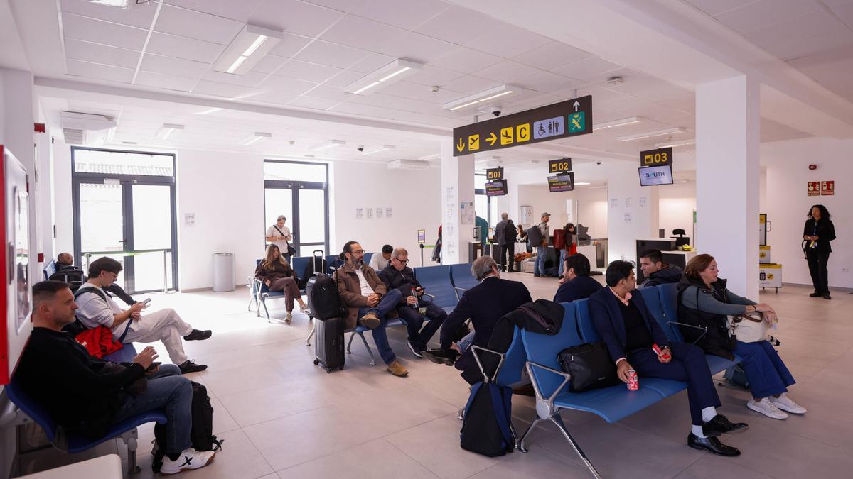 Viajeros en el aeropuerto de Córdoba.
