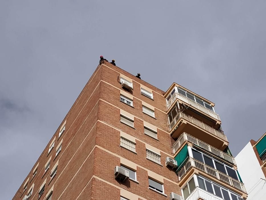 Un rayo daña la fachada de un edificio en Málaga capital