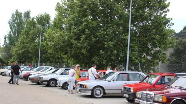 Modelos históricos pasean por las calles sanabresas durante la primera quedada de coches clásicos que se celebra en Puebla de Sanabria.