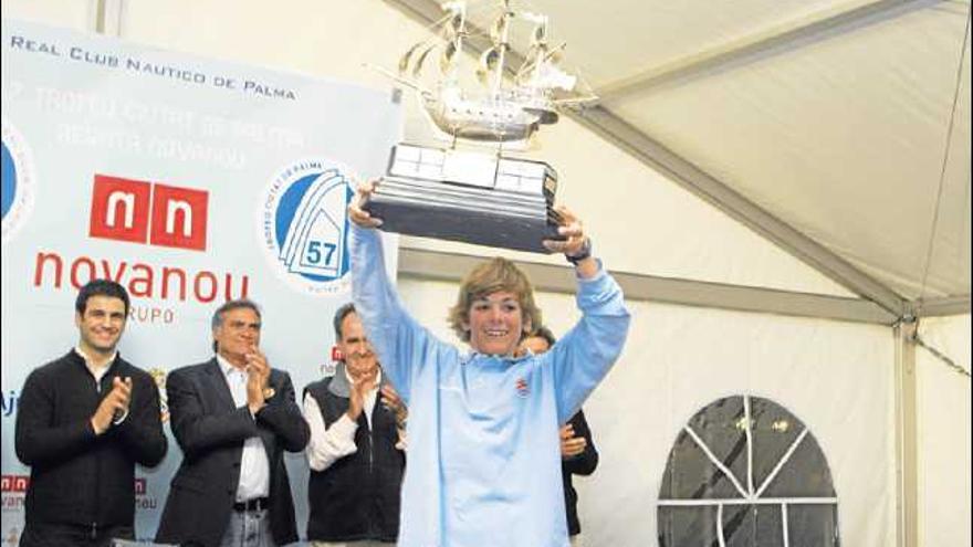 Adrià Barceló levanta con satisfacción el trofeo que le acredita como el ganador absoluto del Ciutat de Palma-Regata Novanou.