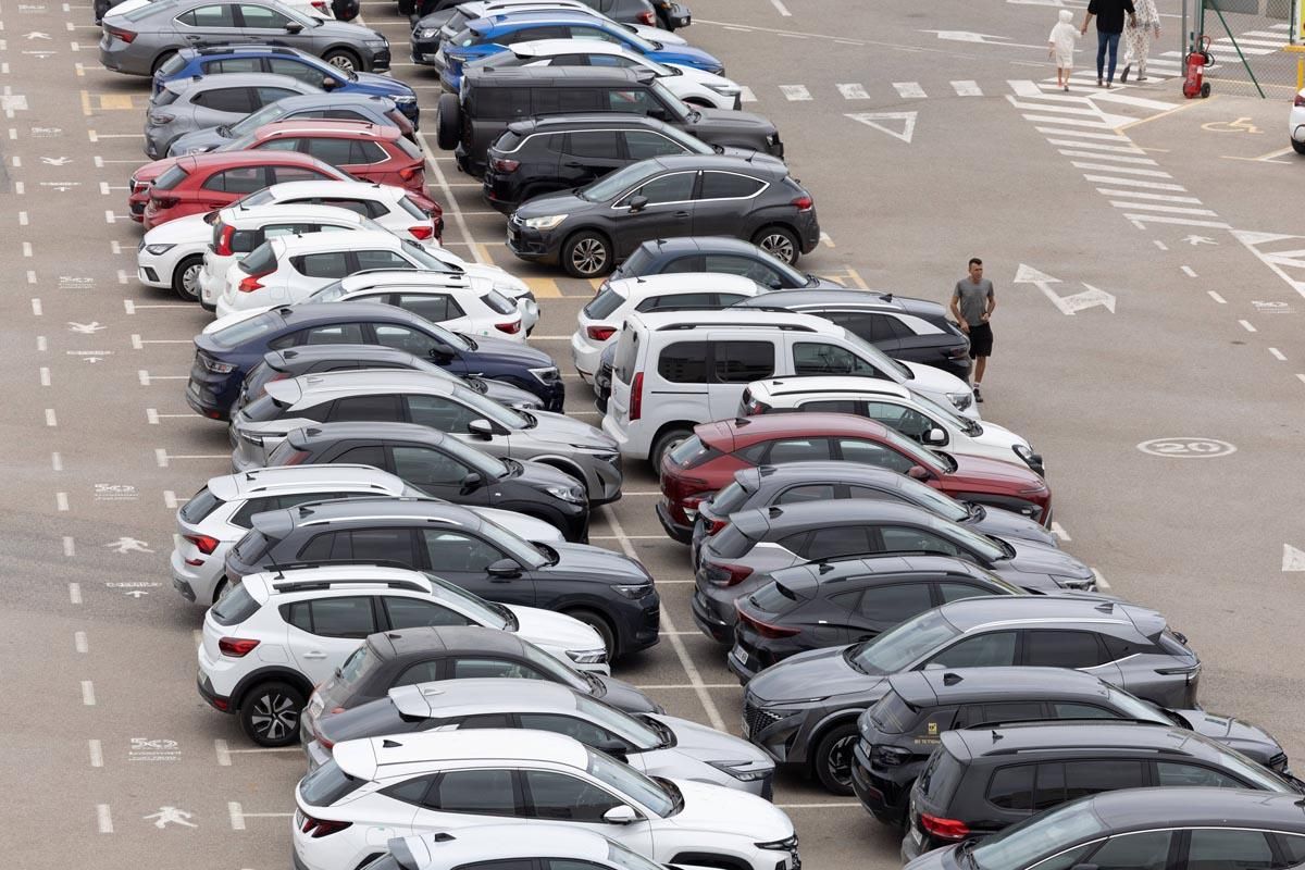 Todas las imágenes del atasco que colapsa la ciudad de Ibiza