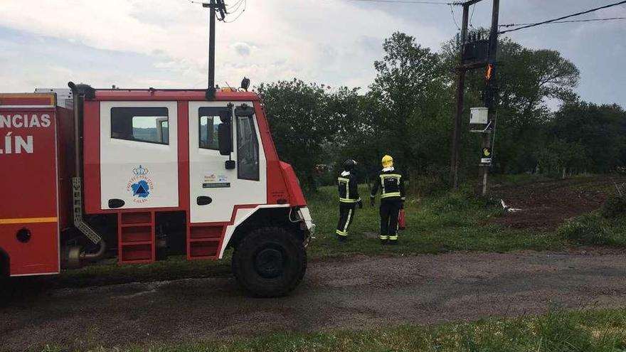 Llegada de los mimebros de GES Lalín mientras arde el transformador.