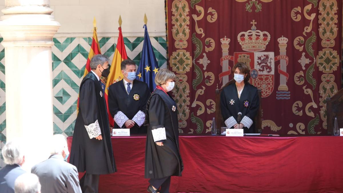 Losada,  fiscala superior de Aragón, ante Delgado el día de su toma de posesión.