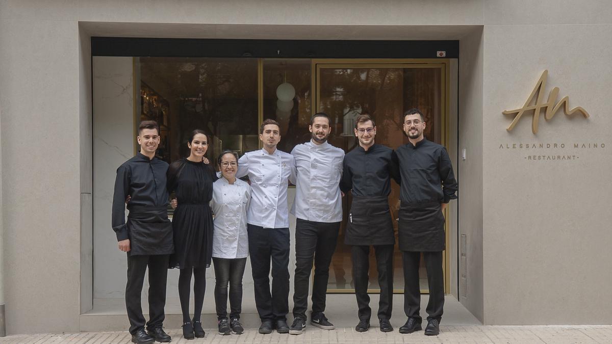 Alessandro Maino, junto a su equipo.