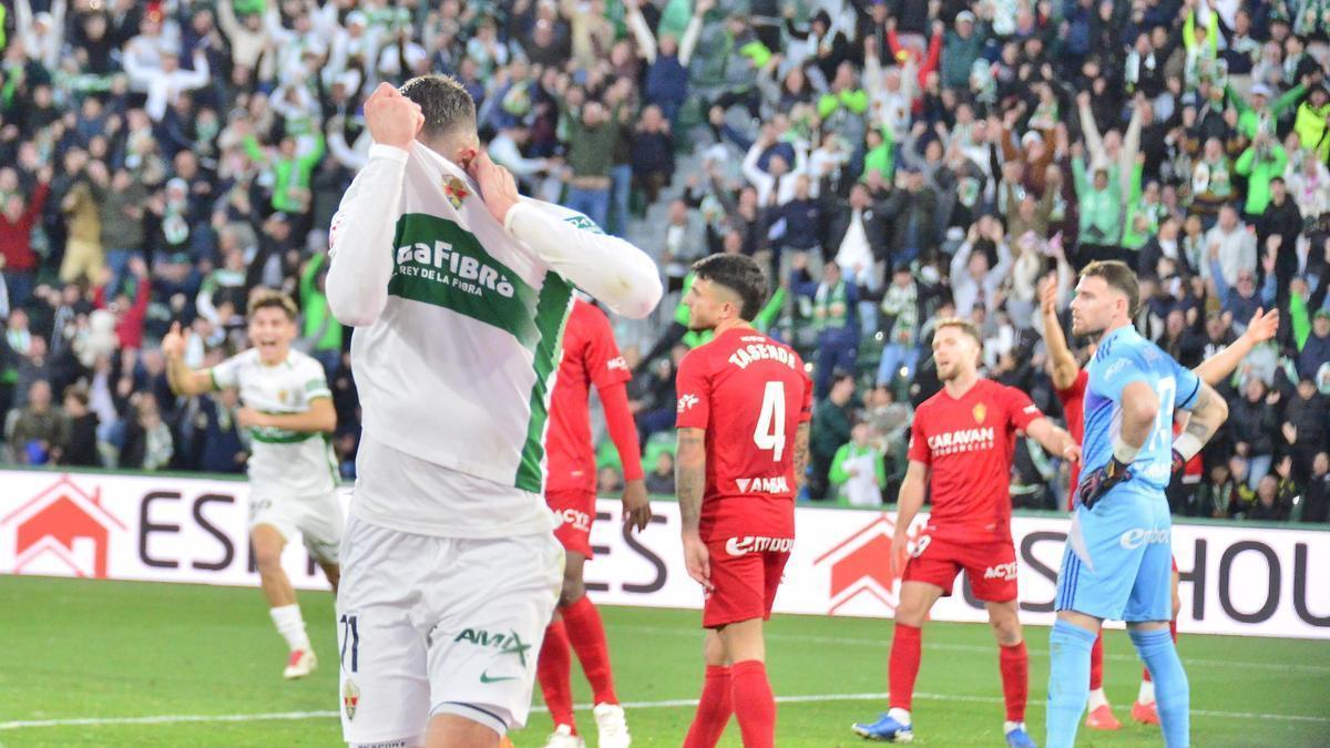 Rashani celebra el gol del elche al Zaragoza en el primer partido de 2025.