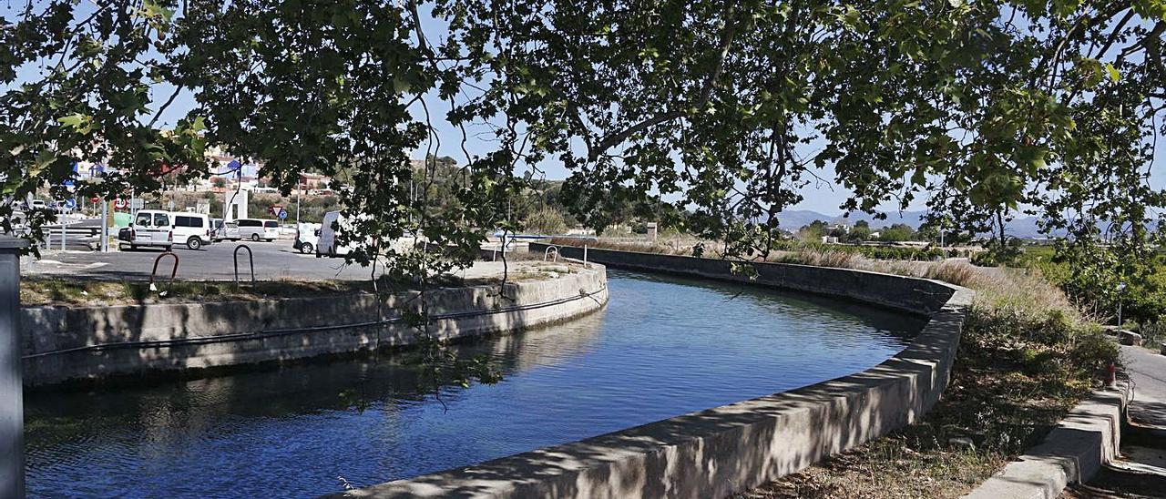 Vista de la Acequia Real del Júcar a su paso por Gavarda en una imagen de archivo. | V. M. PASTOR