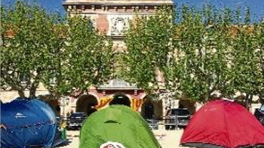 La PAH Girona-Salt acampa davant del Parlament