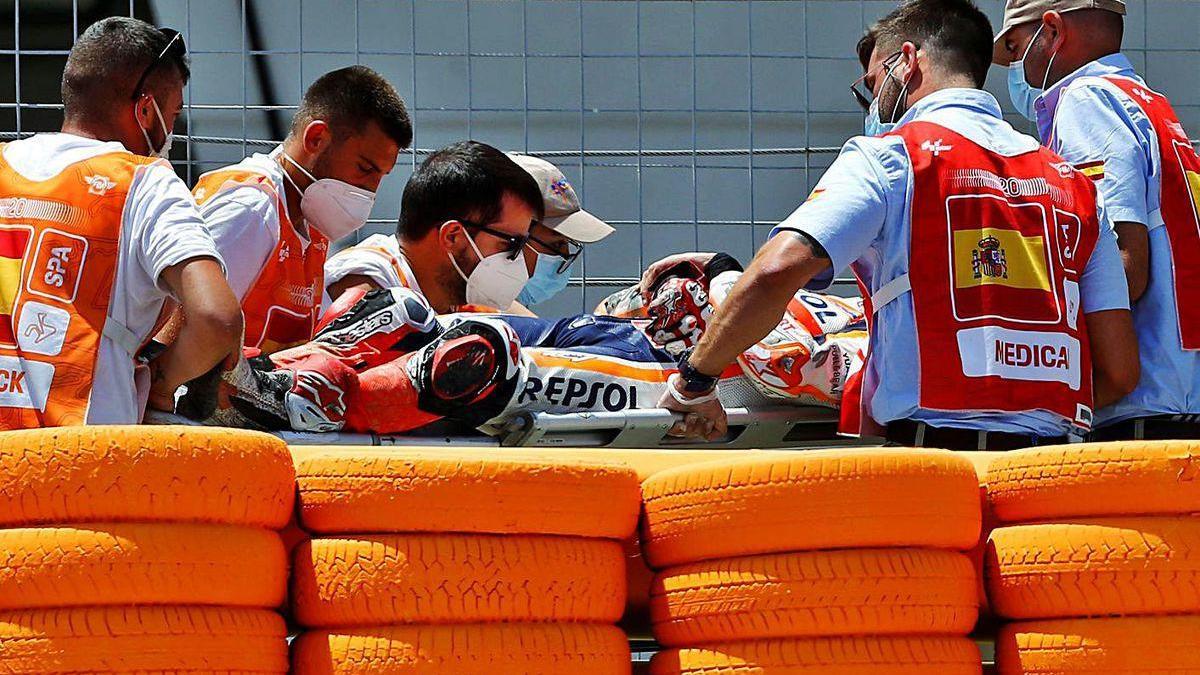 Marc Márquez es trasladado en ambulancia tras la caída.