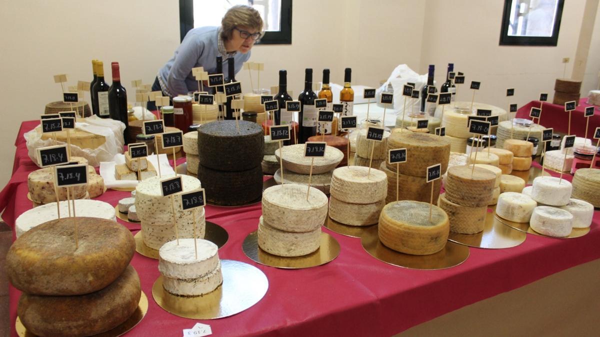 Hinojosa del Duque celebra la segunda edición de la Feria del Queso Los Pedroches.